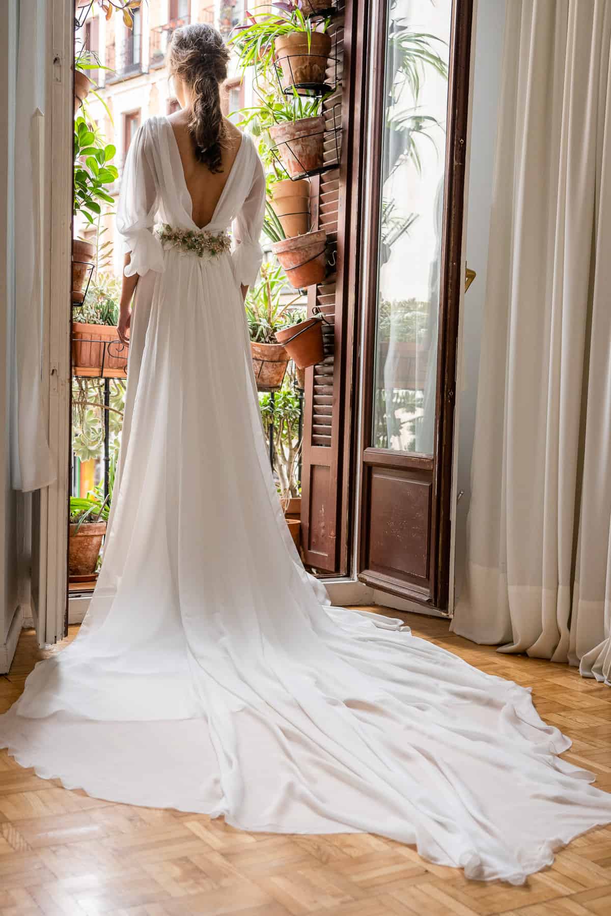 Vestidos de novia con espalda descubierta by Miguel Crespí - Las bodas de  Tatín