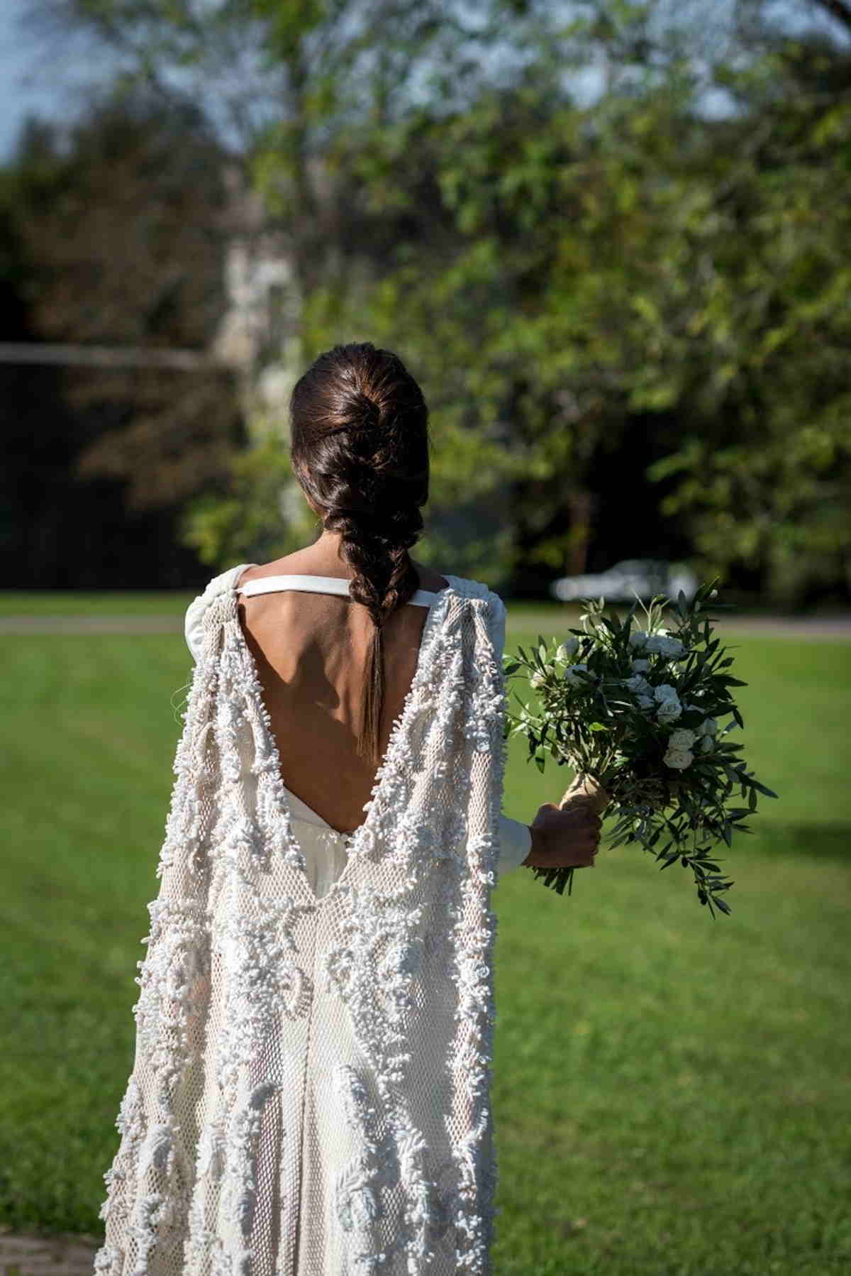 La novia del vestido años 30 con la capa millenial - Las bodas de Tatín